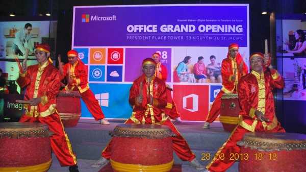 130828-php-microsoft-opening-new-office-hcm-09-2000