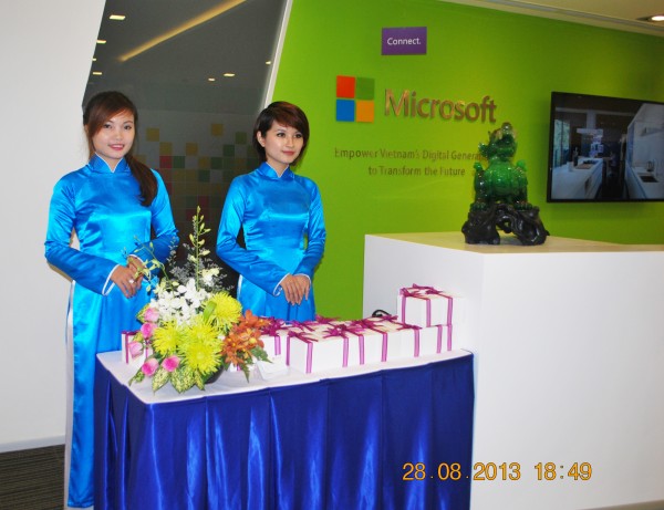 130828-php-microsoft-opening-new-office-hcm-40-2000