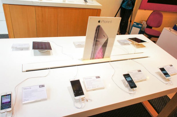 Khu trưng bày sản phẩm theo chuẩn của Apple tại cửa hàng FPT Shop