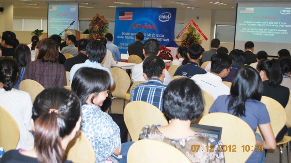 121207-nhamay-intel-clinton-award-01-1024