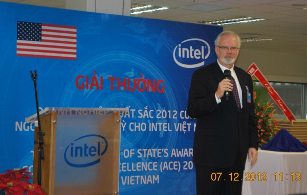 121207-nhamay-intel-clinton-award-04-1024