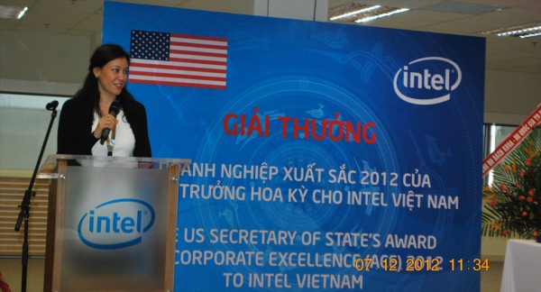 121207-nhamay-intel-clinton-award-10-1024