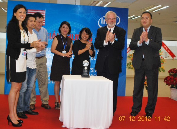 121207-nhamay-intel-clinton-award-19-1024