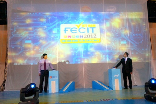 Đại diện Intel và HCA bấm nút khai mạt FECIT 2012