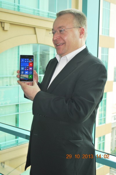 131029-phphuoc-nokia-stephen-elop-saigon-01_resize