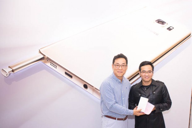 Ông Kim Cheol Gi - Tổng giám đốc Samsung Việt Nam trao chiếc Galaxy Note 5 đầu tiên cho bạn Trần Thiện Sang