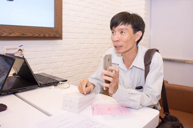 Vị khách hàng thứ hai mua chiếc Galaxy Note 5, anh cho biết trước giờ đã dùng từ phiên bản Note đầu tiên và giờ là Note 5.