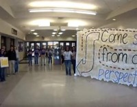 Bị bắt vì lưu ảnh khỏa thân của mình trong điện thoại