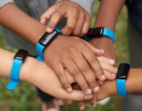 UNICEF và Target hợp tác làm vòng đeo thể lực cho trẻ em