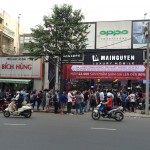 Nhìn cảnh người xếp hàng rồng rắn mua hàng công nghệ siêu giảm giá tại Mai Nguyên