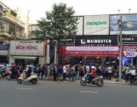 Nhìn cảnh người xếp hàng rồng rắn mua hàng công nghệ siêu giảm giá tại Mai Nguyên