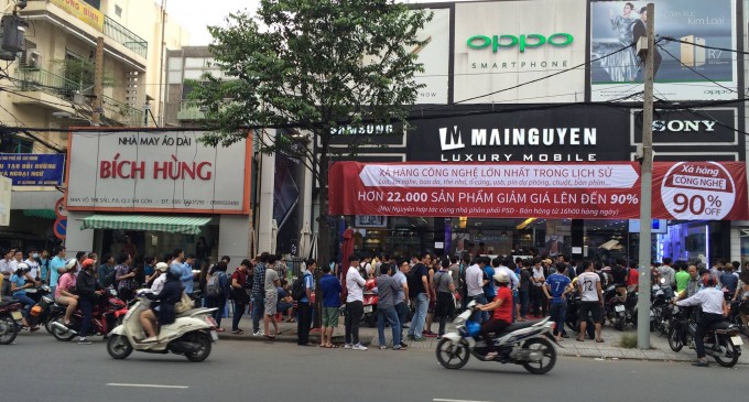 Nhìn cảnh người xếp hàng rồng rắn mua hàng công nghệ siêu giảm giá tại Mai Nguyên