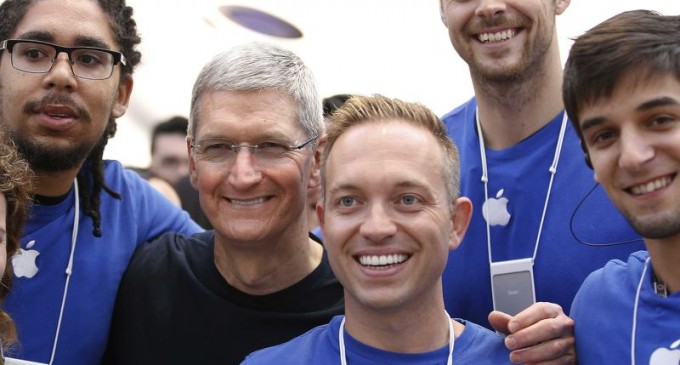 Apple tặng quà Noel “xịn” cho nhân viên bán hàng