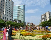 PHÓNG SỰ ẢNH: Mùng Bốn Tết Bính Thân trên Đường Hoa Nguyễn Huệ Saigon