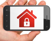 Vì sao Mark Zuckerberg phải dán băng keo webcam máy tính lại?