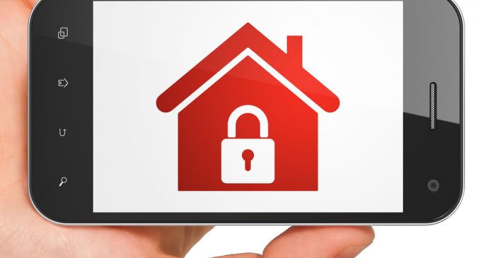 Vì sao Mark Zuckerberg phải dán băng keo webcam máy tính lại?