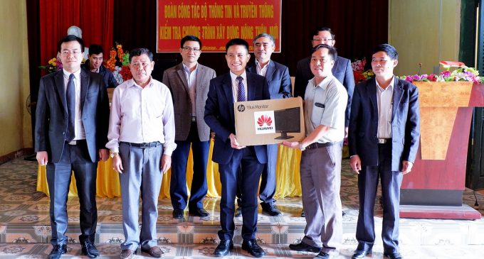 Huawei Việt Nam trao tặng các phòng máy tính cho 2 tỉnh Lào Cai và Yên Bái