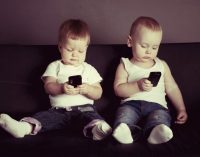 Có nên cho trẻ em tiếp cận quá sớm với thiết bị công nghệ?