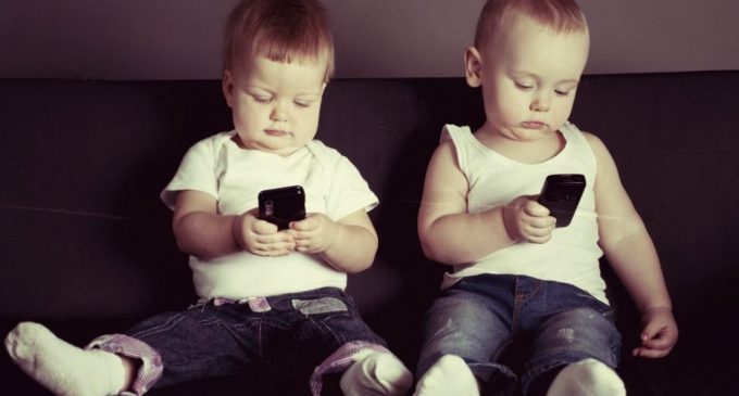 Có nên cho trẻ em tiếp cận quá sớm với thiết bị công nghệ?