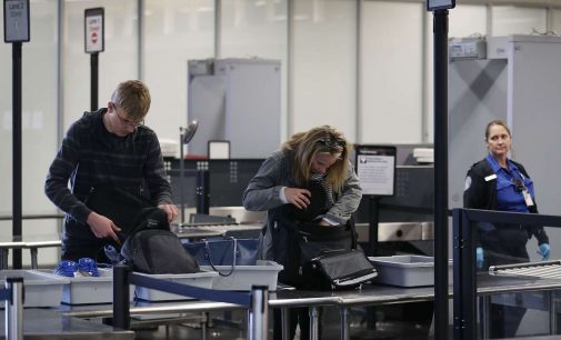 Mỹ cấm đem các thiết bị lớn hơn điện thoại di động lên máy bay vào Mỹ từ một số nước