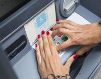 Bỗng dưng tiền bay khỏi tài khoản: Lỗi ải lỗi ai?