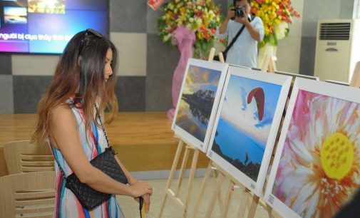 Cuối tuần vừa xem ảnh nghệ thuật chụp bằng smartphone, vừa làm việc thiện nguyện