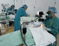 Hơn 100 người bị đục thủy tinh thể được mổ mắt miễn phí nhờ cuộc triển lãm ảnh nghệ thuật smartphone Sắc Màu Cuộc Sống