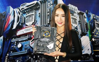 Người mẫu trình diễn những sản phẩm của Asus