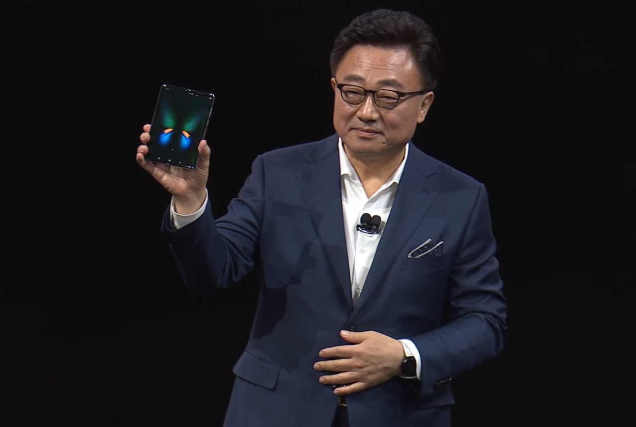 Ông DJ Koh, Chủ tịch kiêm CEO mảng Công nghệ Thông tin & Truyền thông Di động của Công ty Điện tử Samsung, ra mắt smartphone màn hình gập Samsung Galaxy Fold tại sự kiện Galaxy Unpacked 2019 tại San Francisco (Mỹ) ngày 20-2-2019.