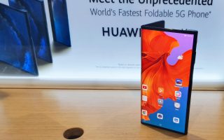 Huawei trình diễn smartphone 5G gập Huawei Mate X ở Việt Nam
