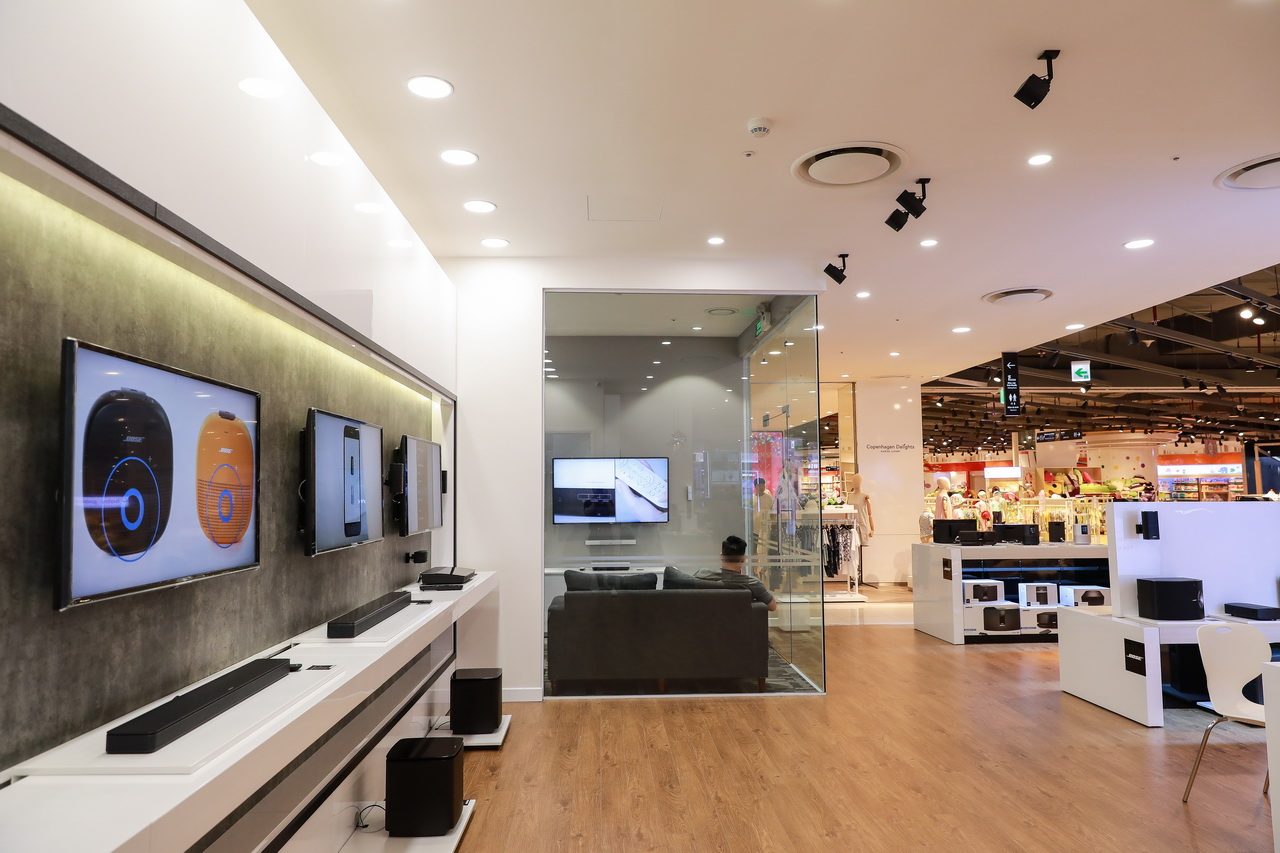 Cửa hàng âm thanh Bose Store đầu tiên tại Hà Nội nằm trong trung tâm thương mại Lotte Hà Nội (Lotte Department Store) được hãng Bose khai trương ngày 6-4-2019