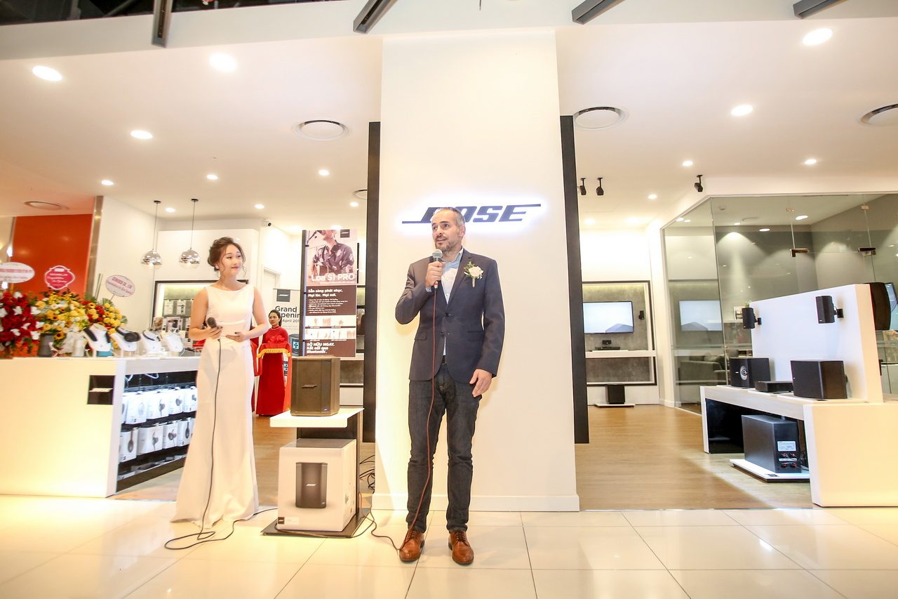 Ông Christian Rojas, đại diện của Bose tại khu vực Đông Nam Á, tại sự kiện khai trương Bose Store Hà Nội ngày 6-4-2019.