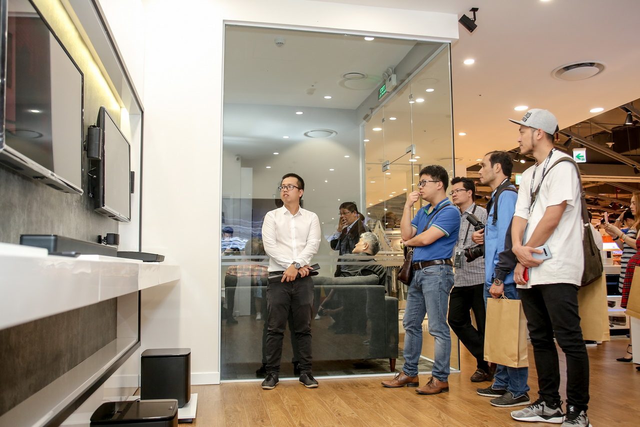Ông Phạm Hy Long, Bose Việt Nam (bìa trái) giới thiệu các sản phẩm âm thanh của Bose trong lễ khai trương Bose Store Hà Nội.