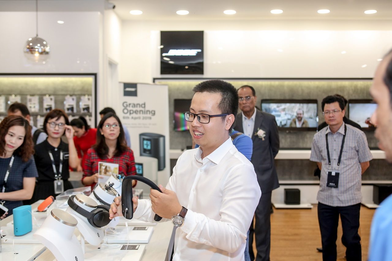 Ông Phạm Hy Long, Bose Việt Nam, giới thiệu các sản phẩm âm thanh của Bose trong lễ khai trương Bose Store Hà Nội.