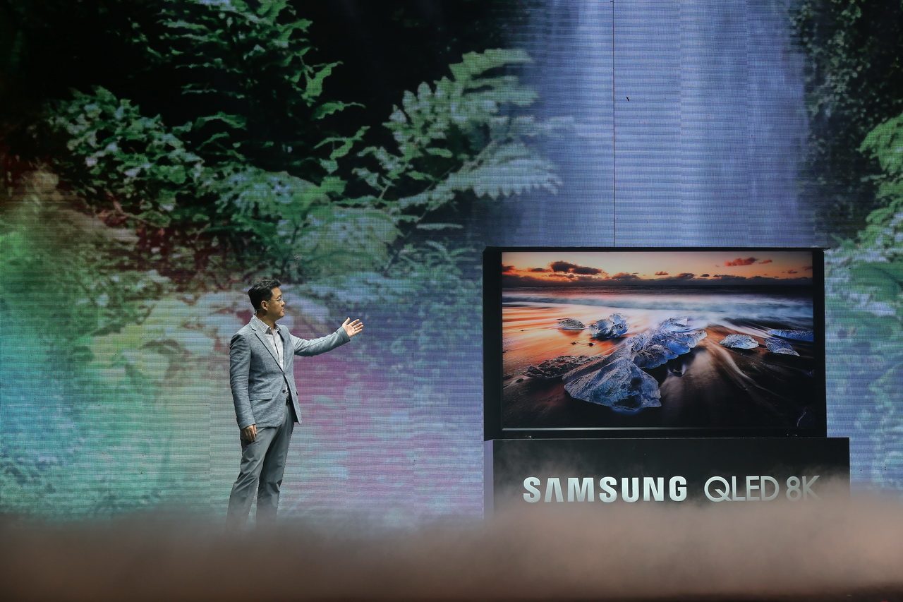 Ông Suh Kyung-wook, Tổng giám đốc Samsung Vina, tại sự kiện ra mắt TV Samsung QLED 8K 2019 ở Hà Nội ngày 10-4-2019.