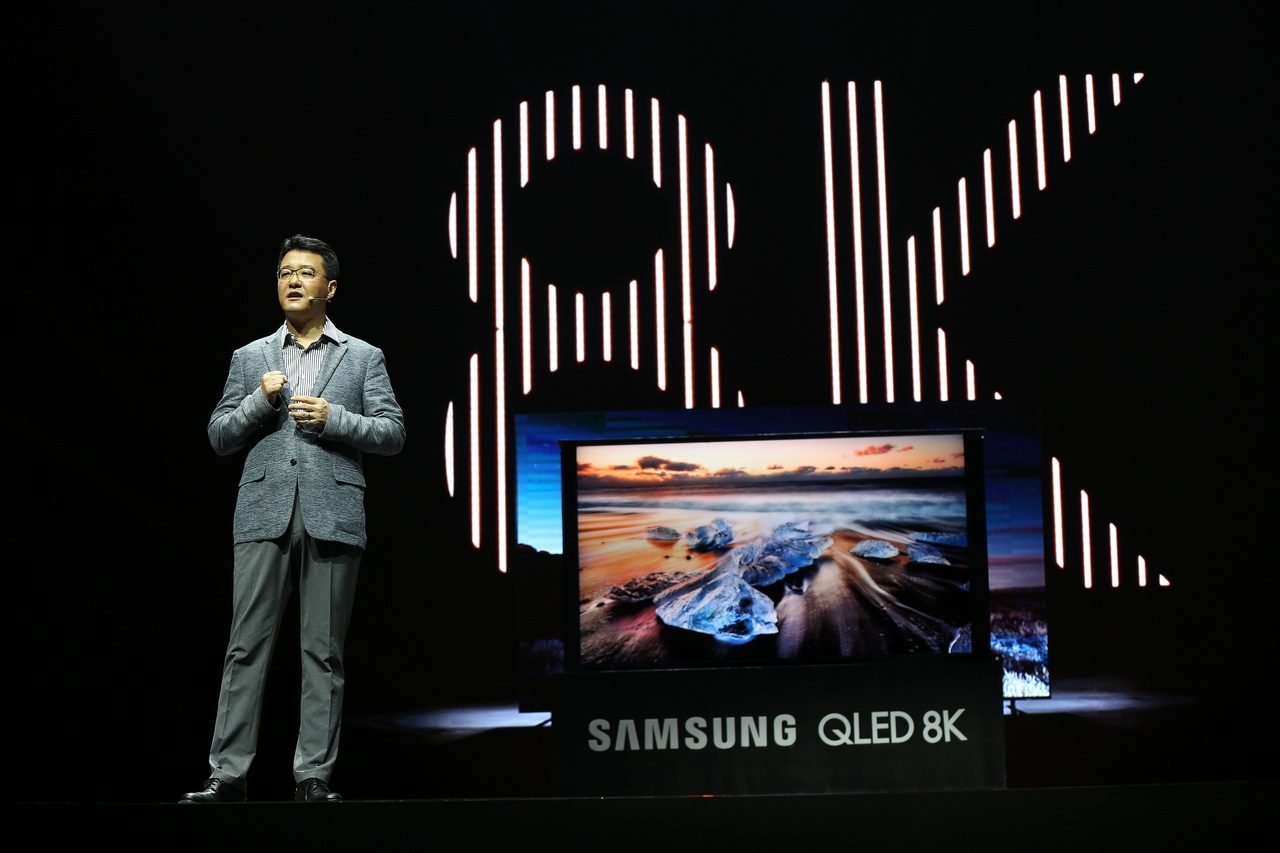 Ông Suh Kyung-wook, Tổng giám đốc Samsung Vina, tại sự kiện ra mắt TV Samsung QLED 8K 2019 ở Hà Nội ngày 10-4-2019.