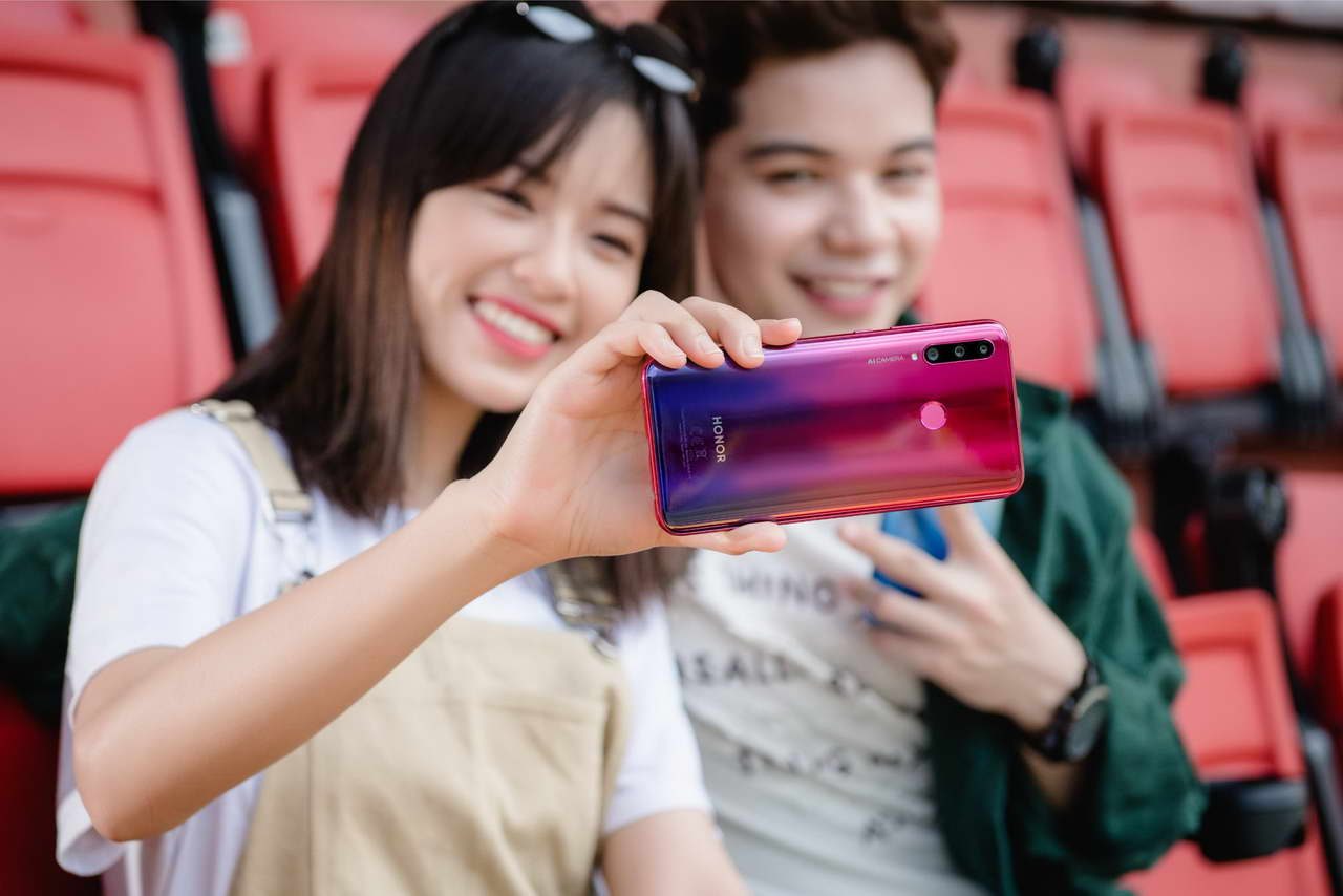 Smartphone HONOR 10 Lite với hệ thống camera AI trước và sau ấn tượng trong phân khúc.