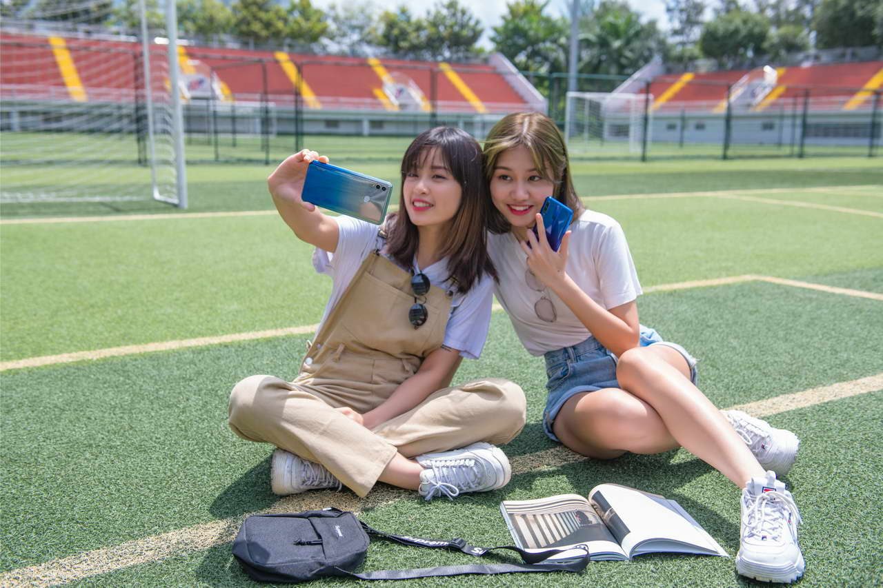 Smartphone HONOR 10 Lite với hệ thống camera AI trước và sau ấn tượng trong phân khúc.