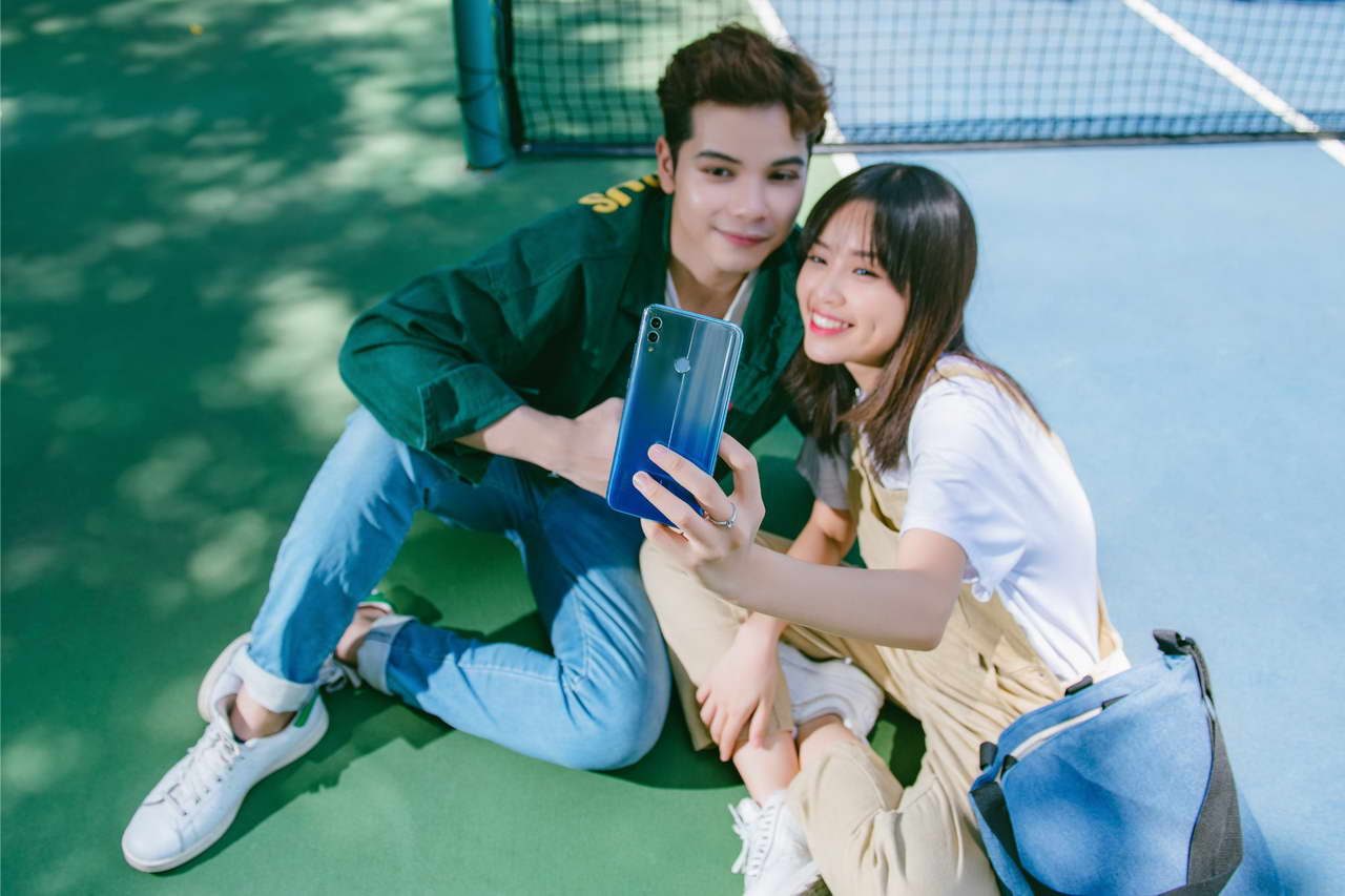 Smartphone HONOR 10 Lite với hệ thống camera AI trước và sau ấn tượng trong phân khúc.