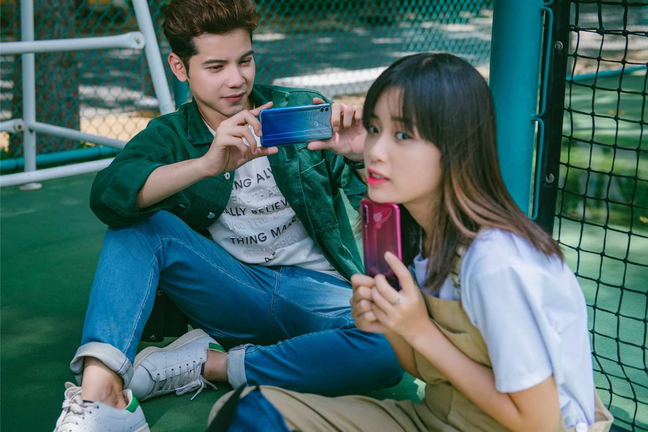 Smartphone HONOR 10 Lite với hệ thống camera AI trước và sau ấn tượng trong phân khúc.