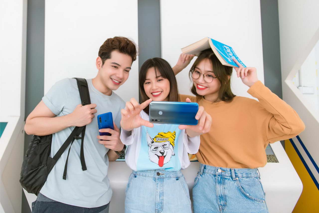 Smartphone HONOR 10 Lite với hệ thống camera AI trước và sau ấn tượng trong phân khúc.