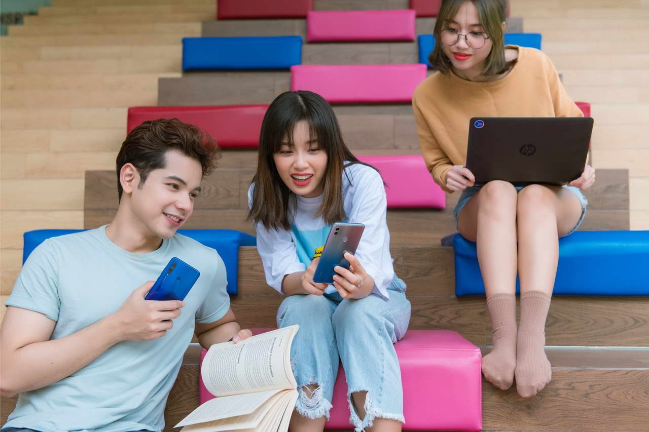Smartphone HONOR 10 Lite với hệ thống camera AI trước và sau ấn tượng trong phân khúc.
