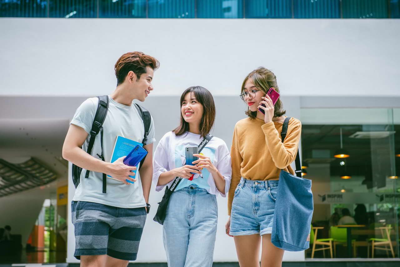 Smartphone HONOR 10 Lite với hệ thống camera AI trước và sau ấn tượng trong phân khúc.