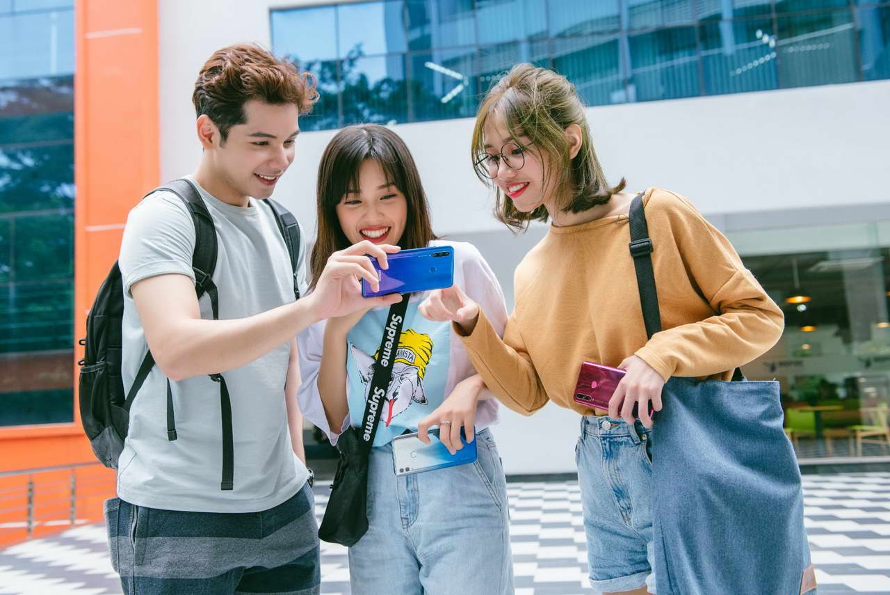 Smartphone HONOR 10 Lite với hệ thống camera AI trước và sau ấn tượng trong phân khúc.