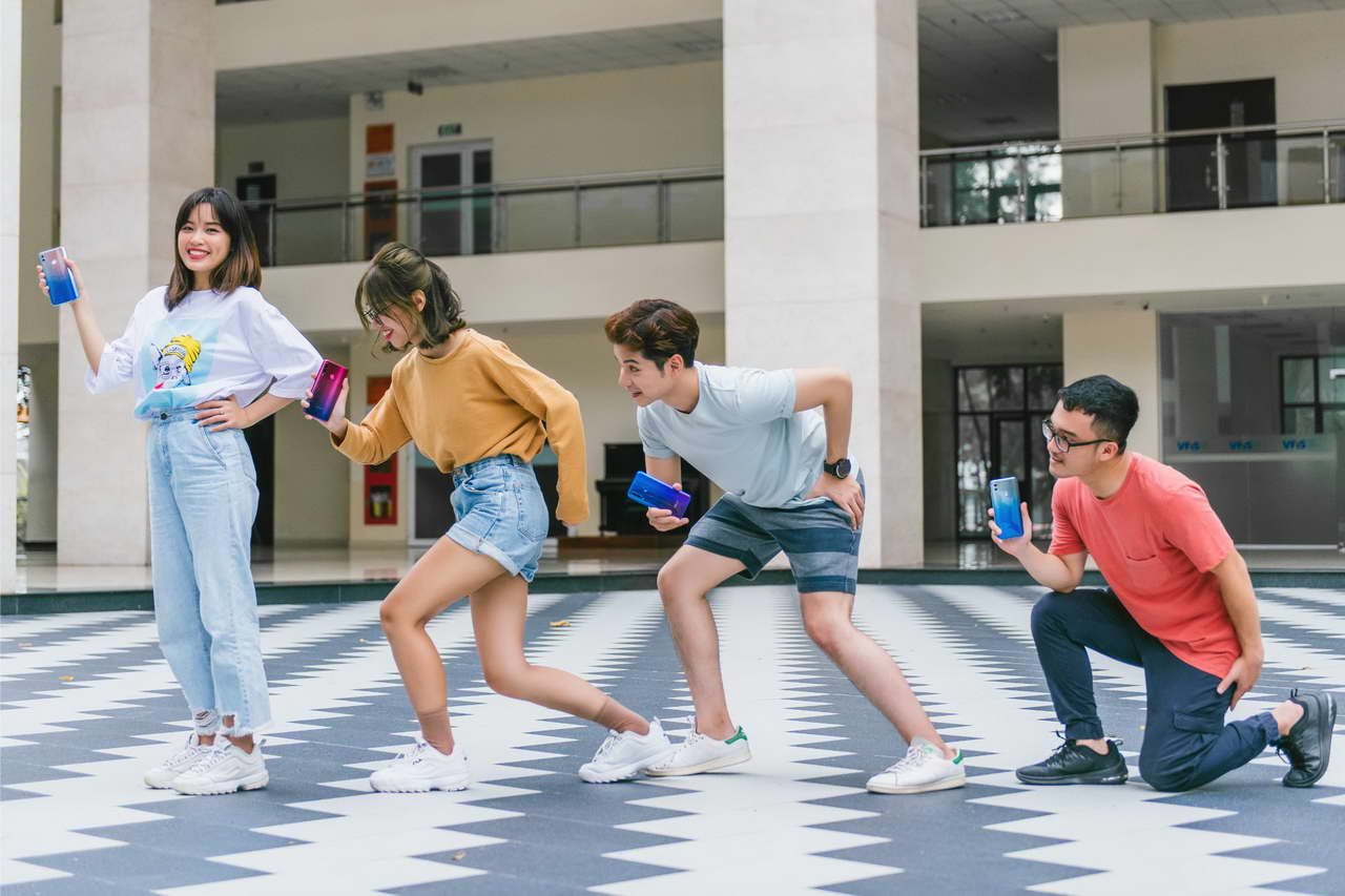 Smartphone HONOR 10 Lite với hệ thống camera AI trước và sau ấn tượng trong phân khúc.