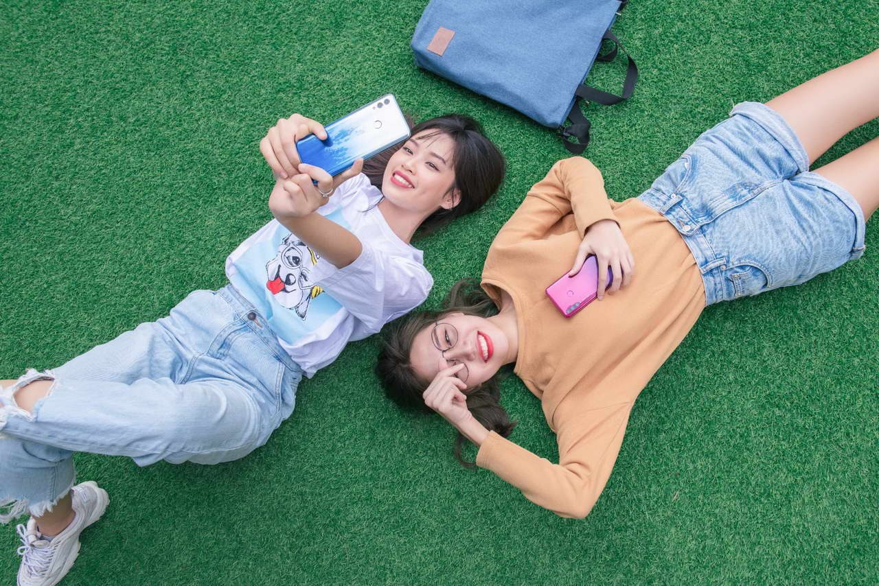 Smartphone HONOR 10 Lite với hệ thống camera AI trước và sau ấn tượng trong phân khúc.