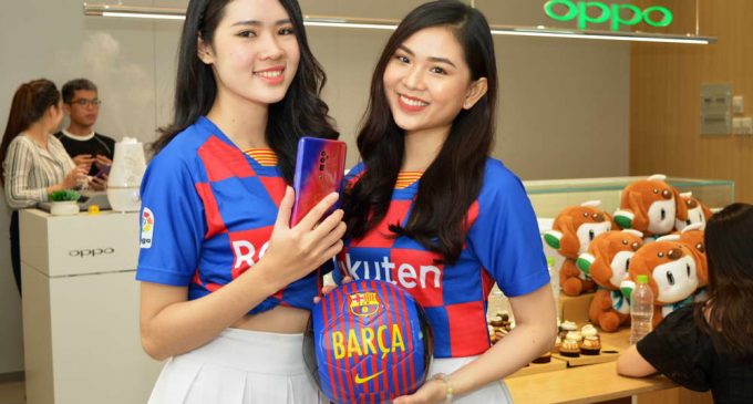 Trên tay smartphone OPPO Reno 10x Zoom phiên bản giới hạn FC Barcelona bán tại Việt Nam