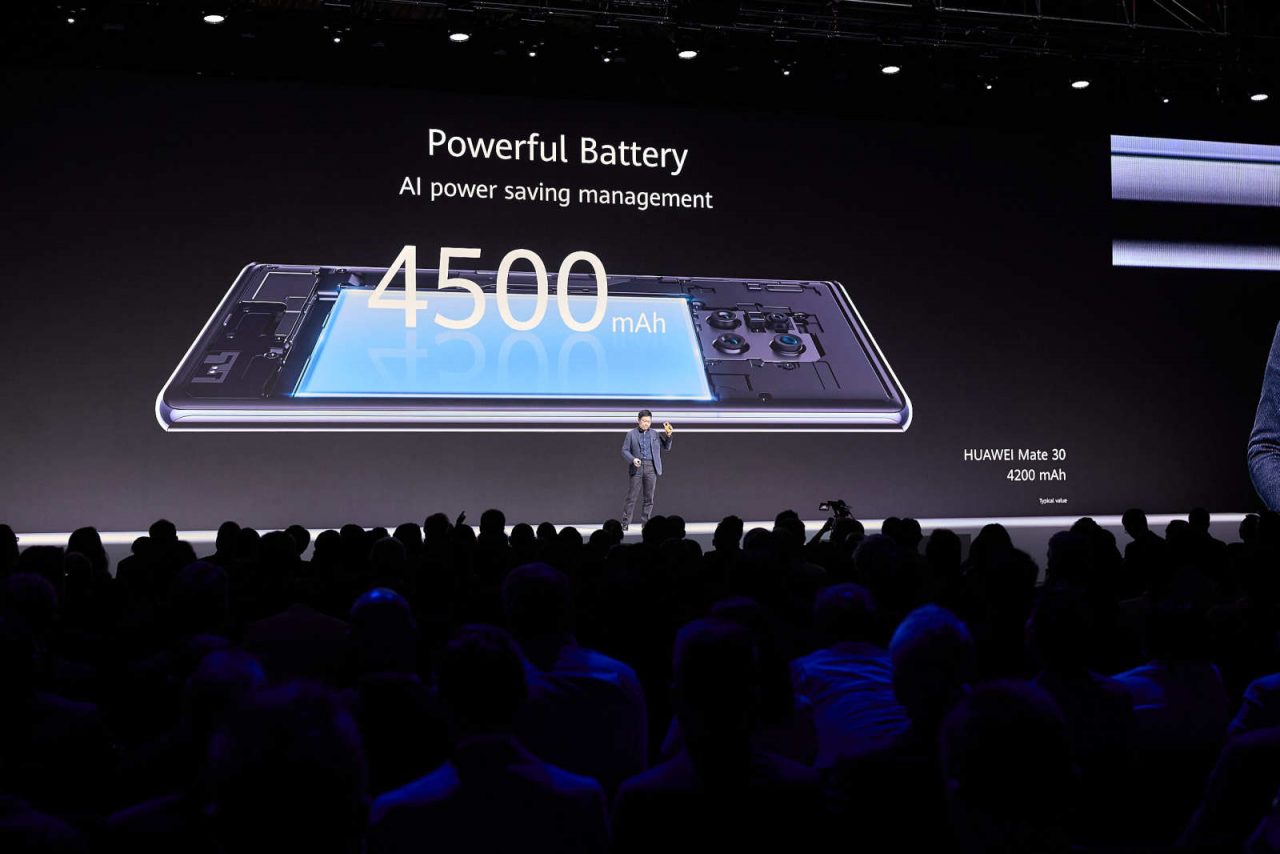 Huawei giời thiệu dòng smartphone Hauwei Mate 30 series trong sự kiện ra mắt toàn cầu tại Munich (Đức) sáng 19-9-2019.