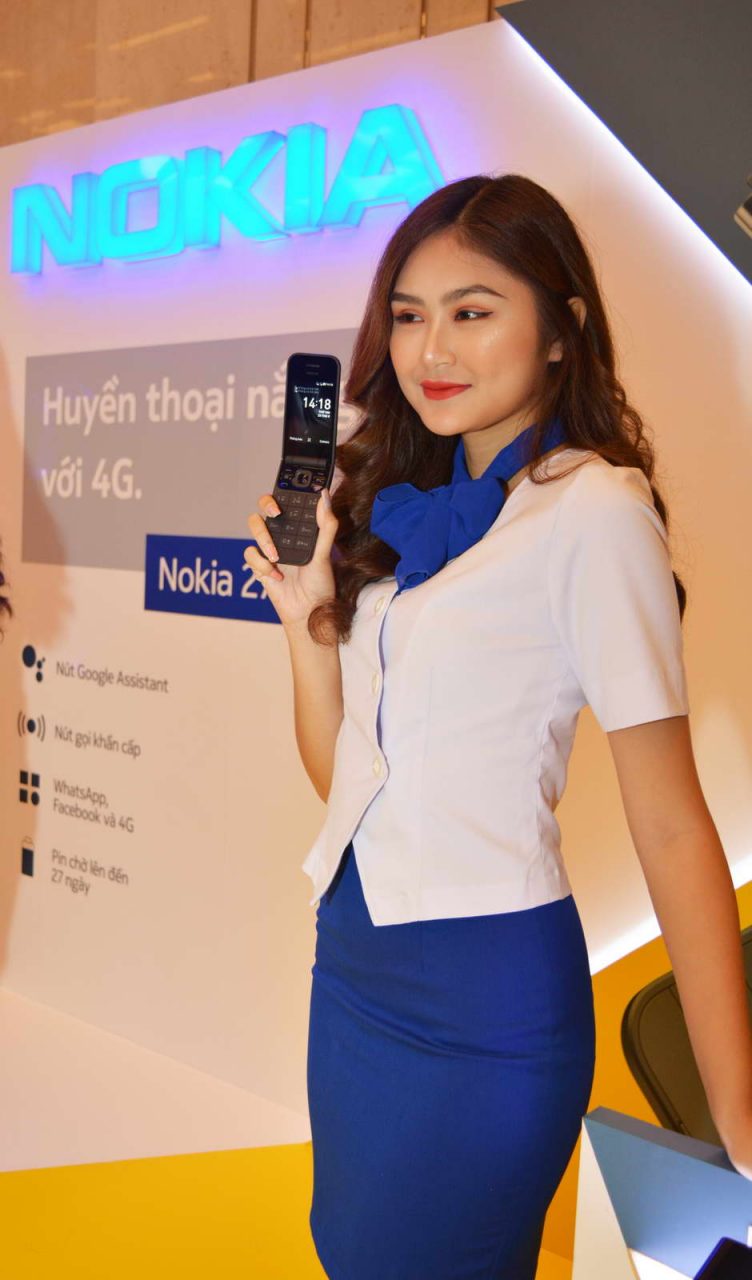 Chiều 23-9-2019 tại TP.HCM, HMD Global đã giới thiệu với người dùng Việt Nam 4 mẫu điện thoại mới, trong đó có những sản hẩm vừa được hãng Phần Lan này trình làng toàn cầu tại Triển lãm công nghệ IFA Berlin 2019 (Đức) hồi thượng tuần tháng 9-2019. Đó là Nokia 2720 Flip, Nokia 7.2, Nokia 800 Tough và Nokia 110. Ảnh: Nokia 2720 Flip.