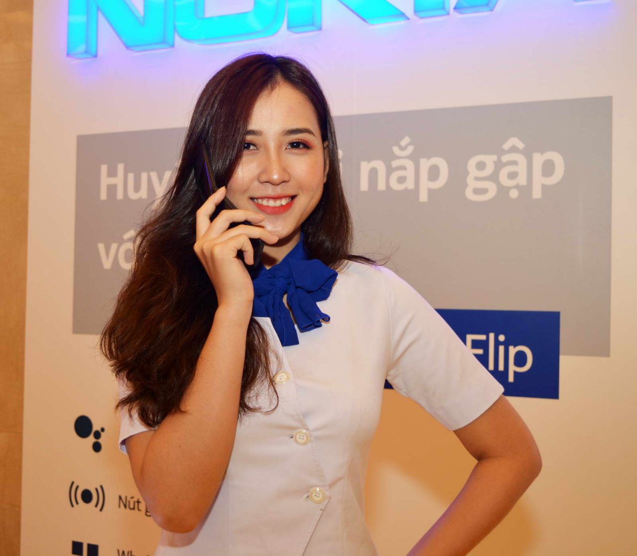 Chiều 23-9-2019 tại TP.HCM, HMD Global đã giới thiệu với người dùng Việt Nam 4 mẫu điện thoại mới, trong đó có những sản hẩm vừa được hãng Phần Lan này trình làng toàn cầu tại Triển lãm công nghệ IFA Berlin 2019 (Đức) hồi thượng tuần tháng 9-2019. Đó là Nokia 2720 Flip, Nokia 7.2, Nokia 800 Tough và Nokia 110. Ảnh: Nokia 2720 Flip.